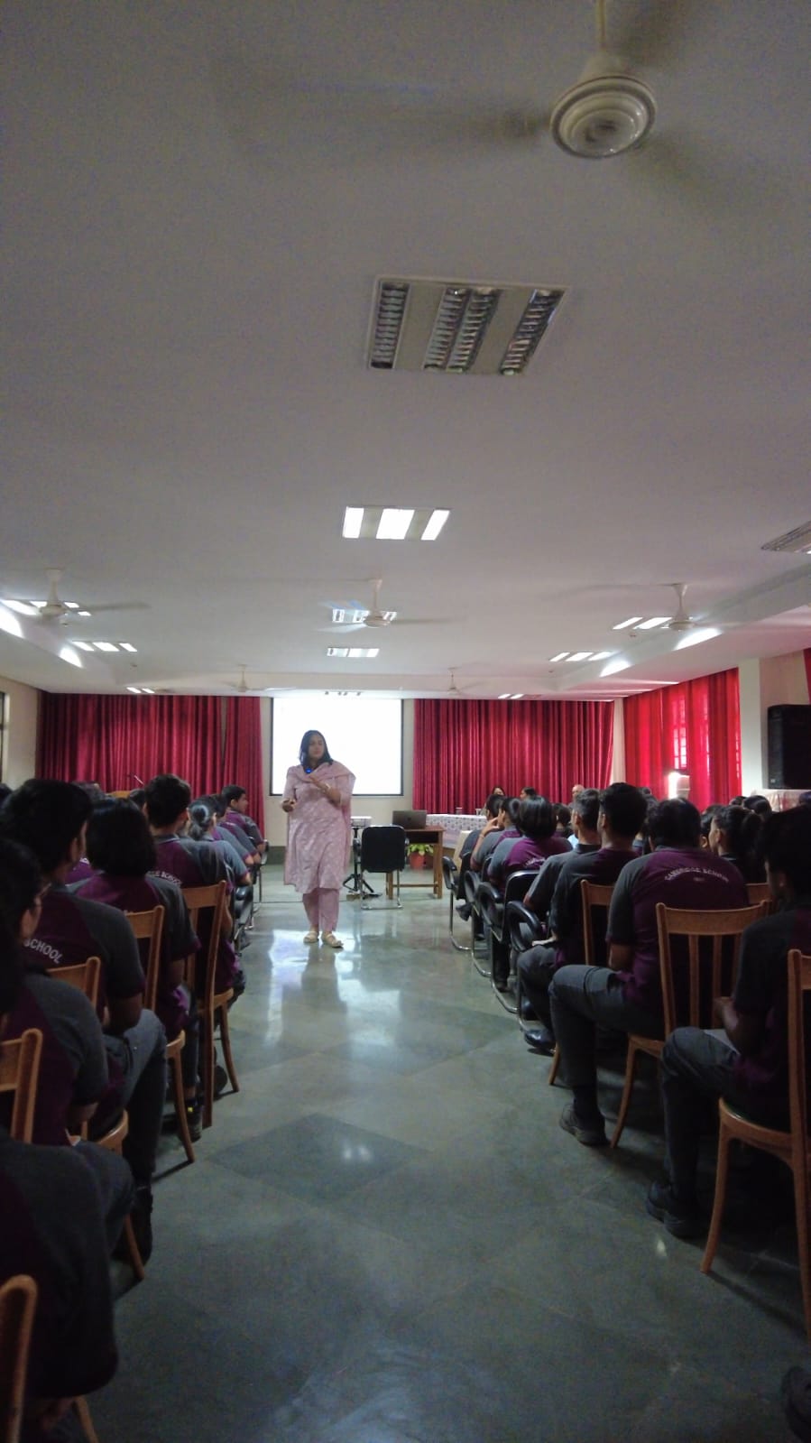 Variddhi G. Agrawal addressing students at an institutional career fair
