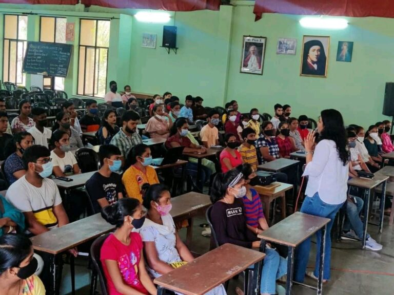Variddhi G. Agrawal presenting college admissions strategy seminar